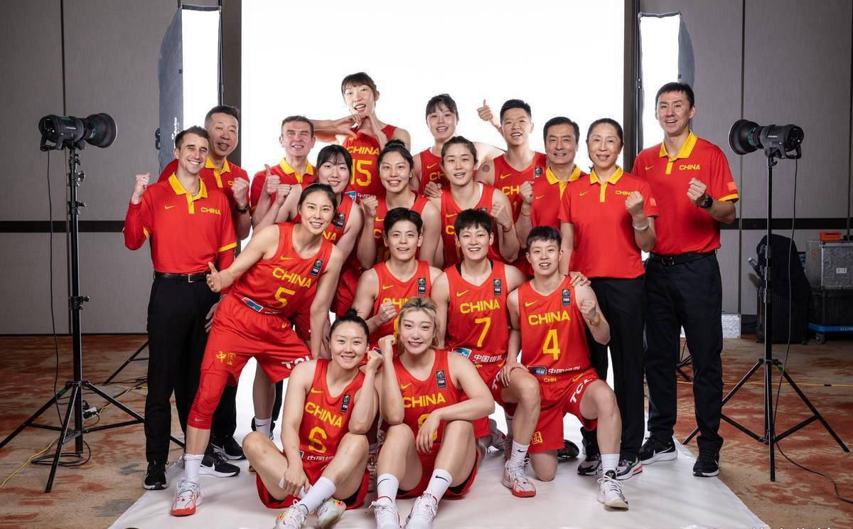 包含组图：中国女篮备战波黑宫鲁鸣给张子宇开小灶的词条