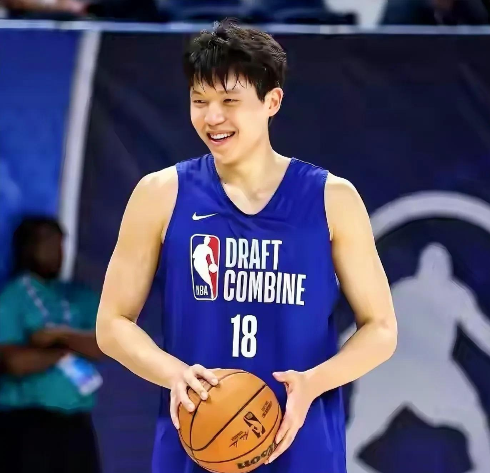 关于青岛持续对杨瀚森进行特训！NBA级教练个性化指导投篮，积极态度助力融入的信息