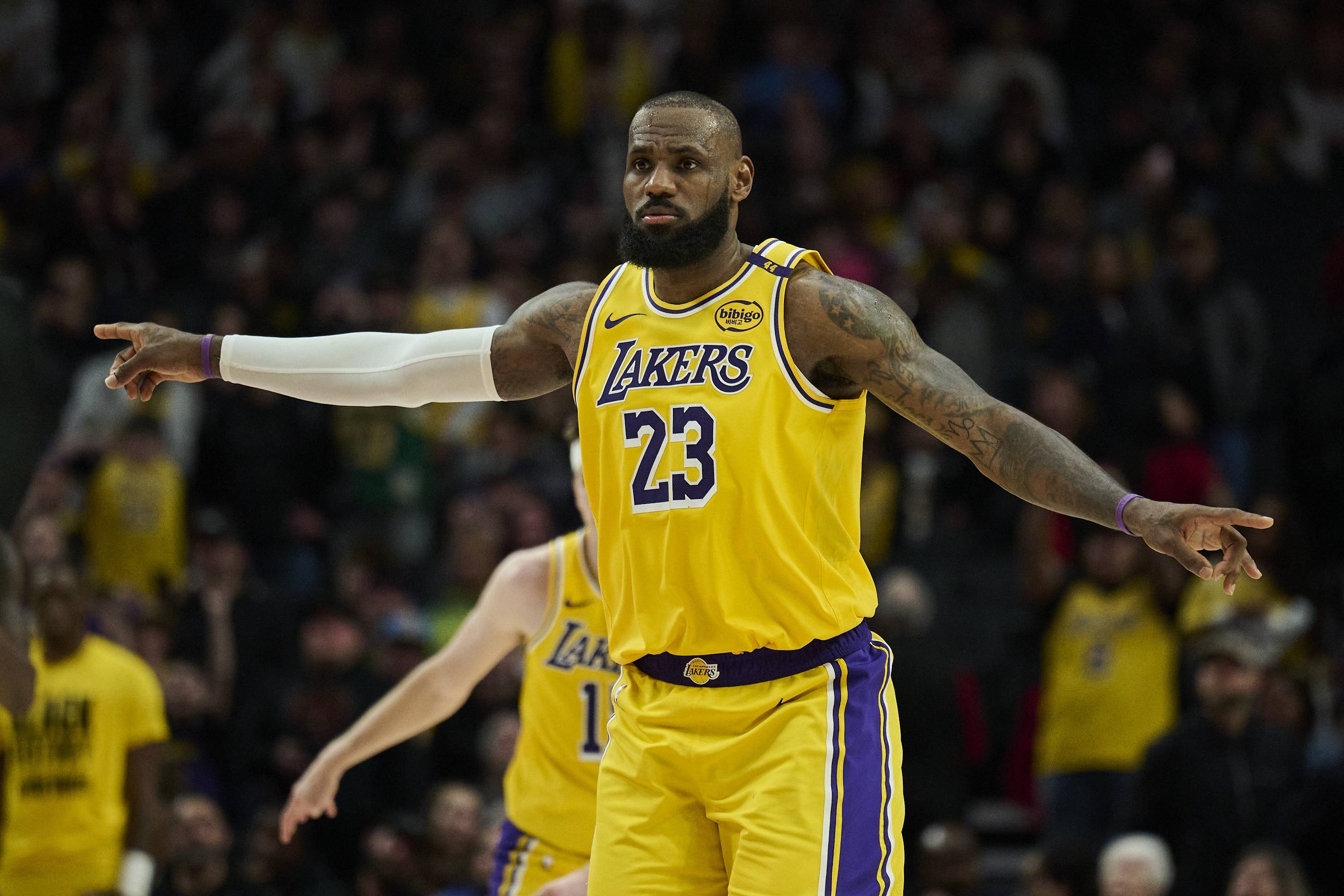 关于冠军中锋申请加盟湖人！联手东契奇詹姆斯组NBA最强大三巨头的信息