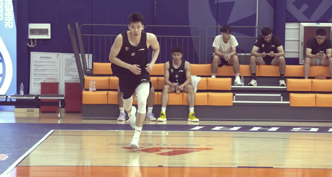 关于CBA俱乐部杯首场比赛上海久事大鲨鱼以88:84获胜的信息